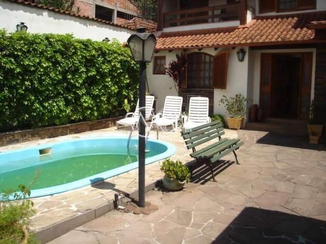 Casa à venda com 3 quartos, 144m², 2 suítes, 4 vagas, Rua Luzitana no bairro Higienópolis em Porto Alegre