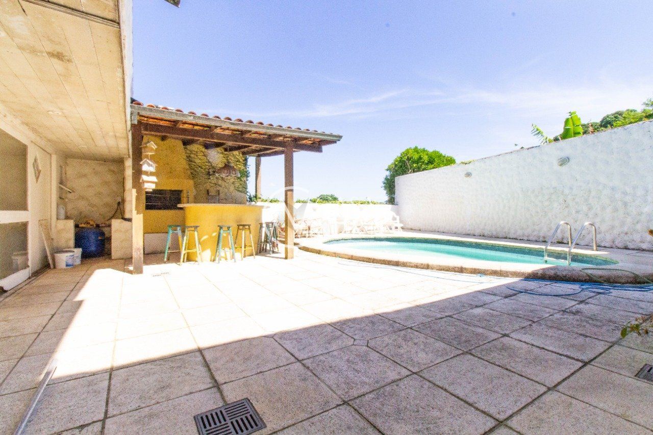 Casa à venda com 6 quartos, 422m², 2 suítes, 5 vagas, Rua Coroados no bairro Vila Assunção em Porto Alegre