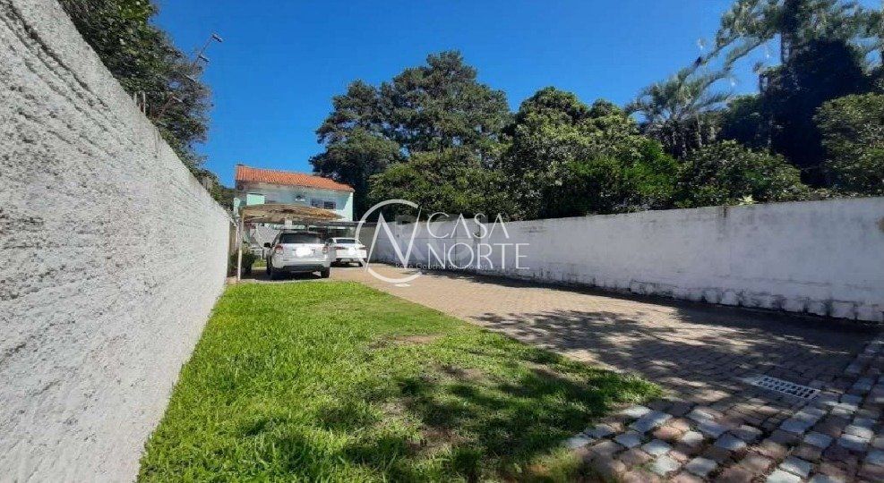 Casa à venda com 3 quartos, 171m², 1 suíte, 4 vagas, Rua Sepe Tiaraju no bairro Medianeira em Porto Alegre