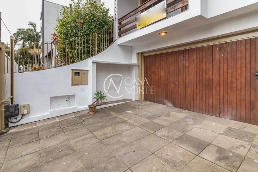 Casa à venda com 3 quartos, 315m², 1 suíte, 3 vagas, Rua Maestro Salvador Campanella no bairro Jardim Itu em Porto Alegre