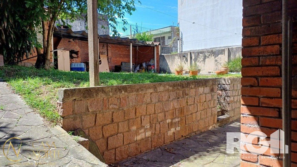 Casa à venda com 3 quartos, 205m², 1 suíte, 4 vagas, Rua Dário Pederneiras no bairro Petrópolis em Porto Alegre