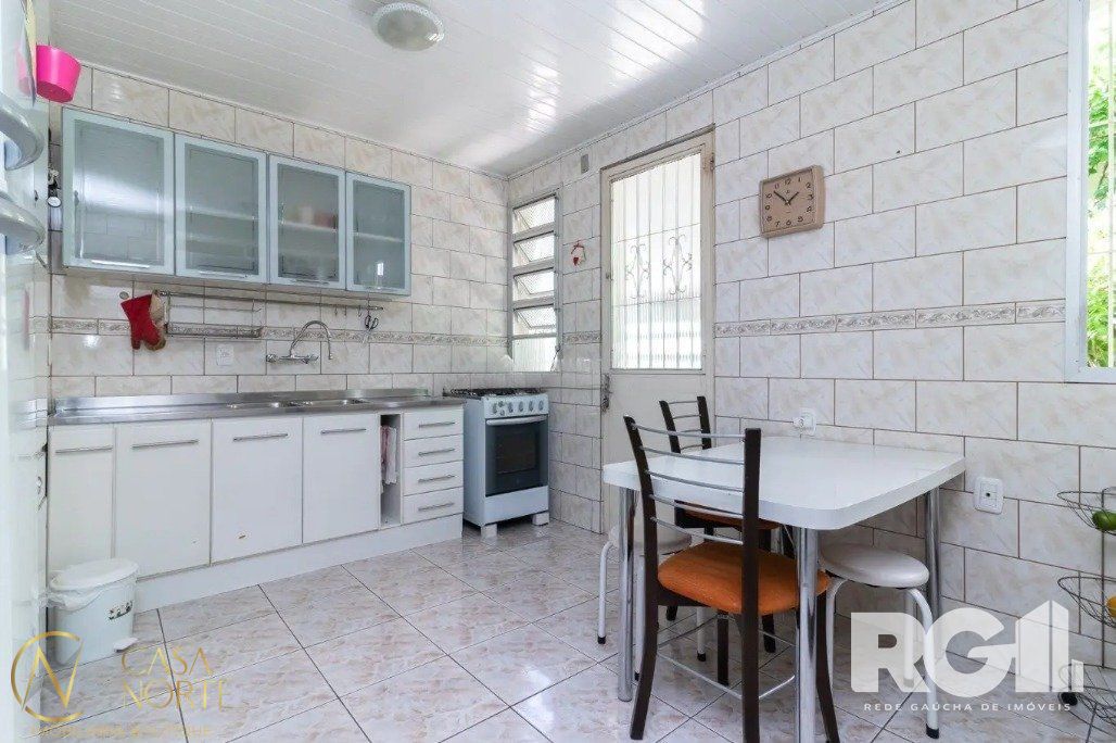 Casa à venda com 3 quartos, 224m², 1 suíte, 4 vagas, Rua Gaston Englert no bairro Vila Ipiranga em Porto Alegre