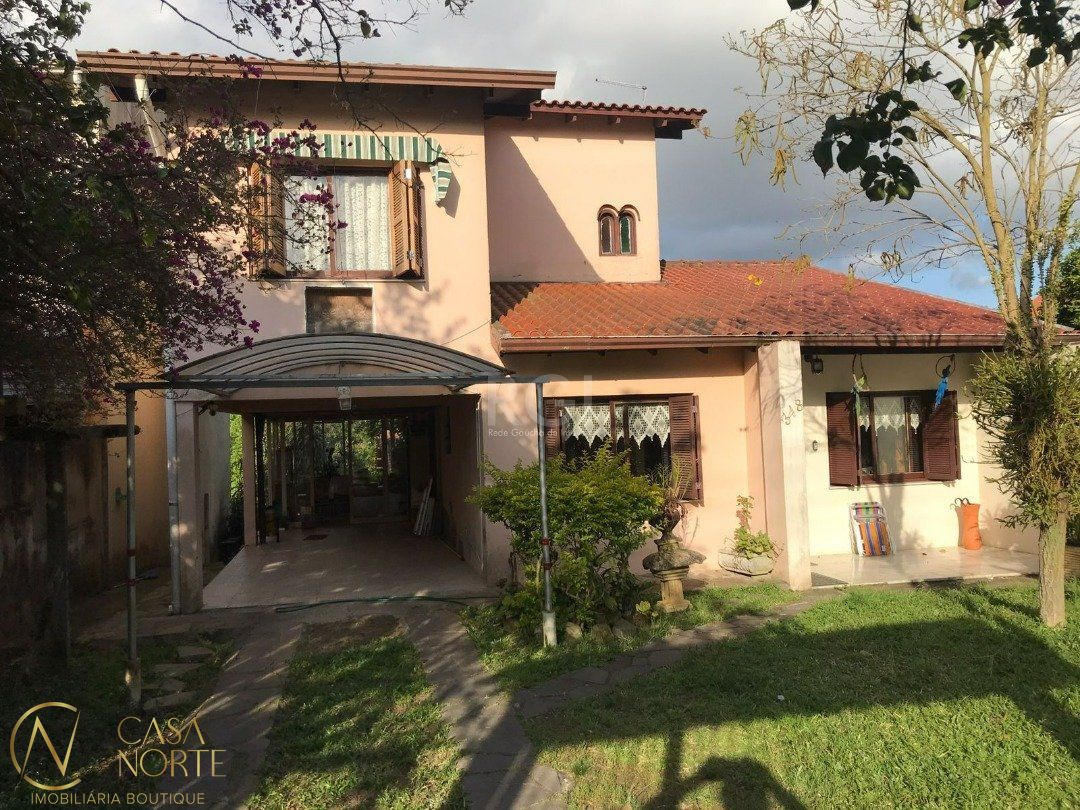 Casa à venda com 5 quartos, 347m², 2 suítes, 2 vagas, Rua Alvaro Guterres no bairro Tristeza em Porto Alegre