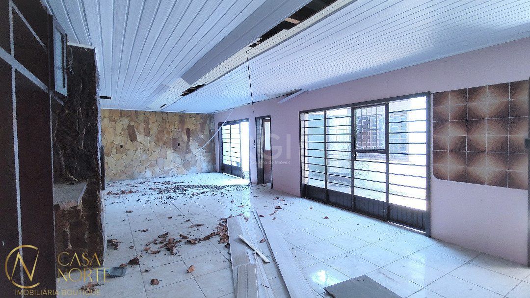 Casa à venda com 3 quartos, 190m², 4 vagas, Rua Oscar Ferreira no bairro Rubem Berta em Porto Alegre