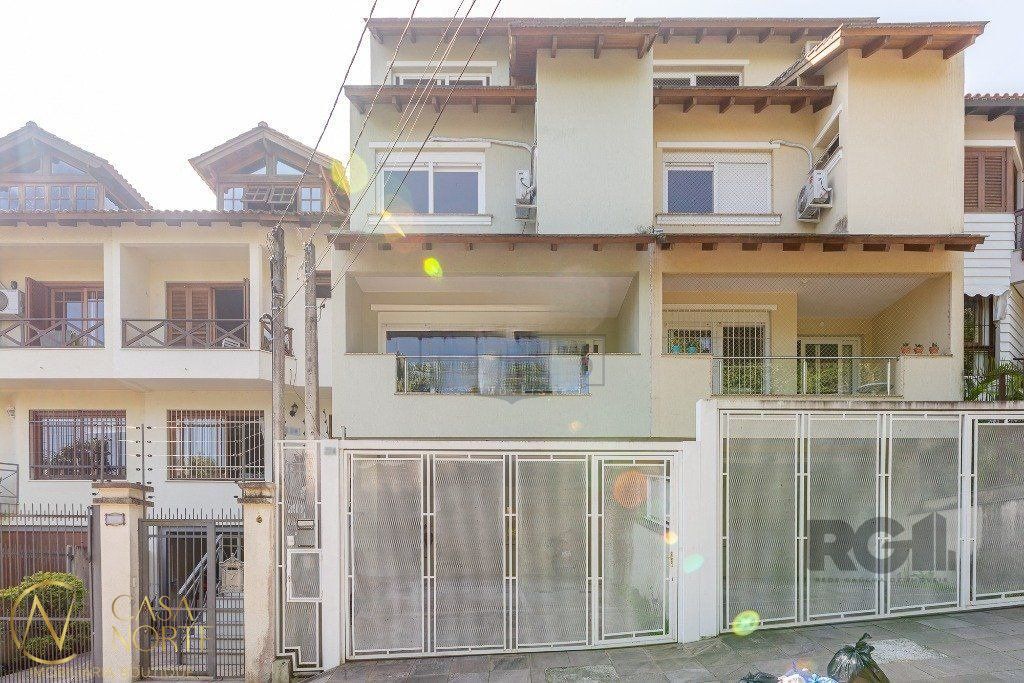 Casa à venda com 3 quartos, 236m², 1 suíte, 2 vagas, Rua Dona Paulina no bairro Tristeza em Porto Alegre