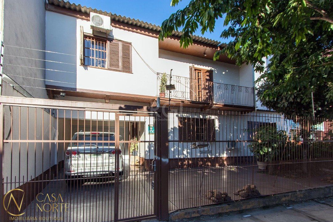 Casa à venda com 4 quartos, 229m², 4 suítes, 5 vagas, Rua Laguna no bairro Cavalhada em Porto Alegre