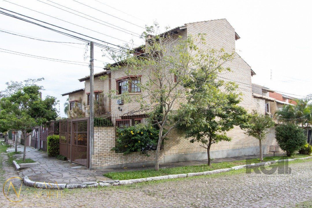 Casa à venda com 3 quartos, 180m², 1 suíte, 3 vagas, Rua Jacunda no bairro Guarujá em Porto Alegre