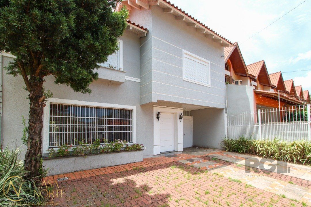Casa à venda com 4 quartos, 347m², 1 suíte, 6 vagas, Rua Sargento Nicolau Dias de Farias no bairro Tristeza em Porto Alegre
