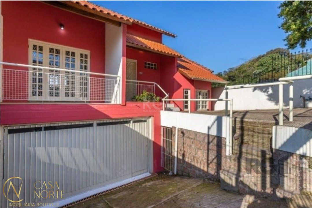 Casa à venda com 3 quartos, 255m², 1 suíte, 3 vagas, Travessa Nossa Senhora de Lourdes no bairro Tristeza em Porto Alegre
