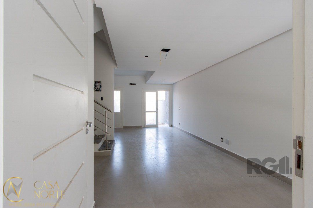 Sobrado à venda com 3 quartos, 182m², 3 suítes, 4 vagas, Rua Ari Peixoto Martins no bairro Espírito Santo em Porto Alegre
