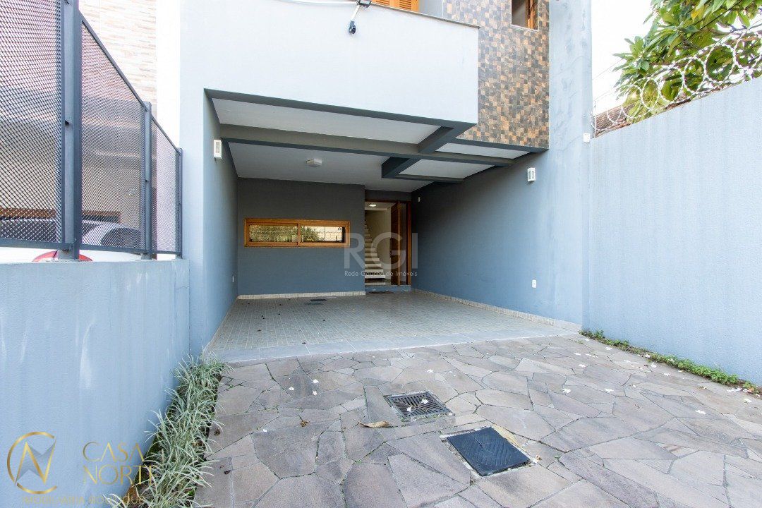 Casa à venda com 3 quartos, 204m², 3 suítes, 2 vagas, Rua Dario Cardoso no bairro Espírito Santo em Porto Alegre