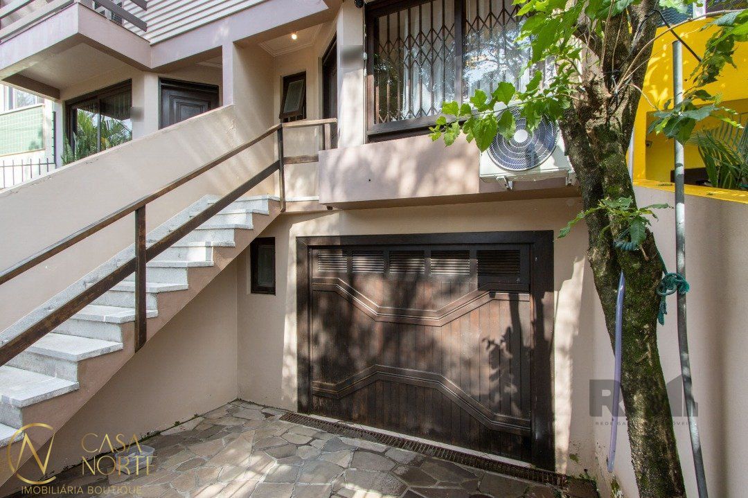 Sobrado à venda com 3 quartos, 158m², 1 suíte, 3 vagas, Rua Ari Barroso no bairro Sarandi em Porto Alegre