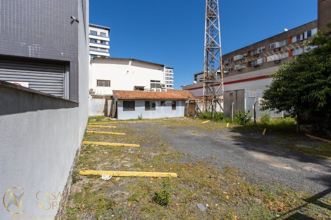 Terreno à venda  com 298m², Praça Comendador Souza Gomes no bairro Tristeza em Porto Alegre