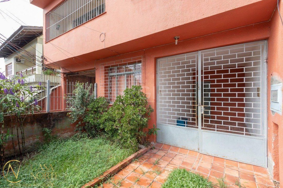 Casa à venda com 3 quartos, 220m², 2 suítes, 2 vagas, Rua São Miguel no bairro Coronel Aparício Borges em Porto Alegre