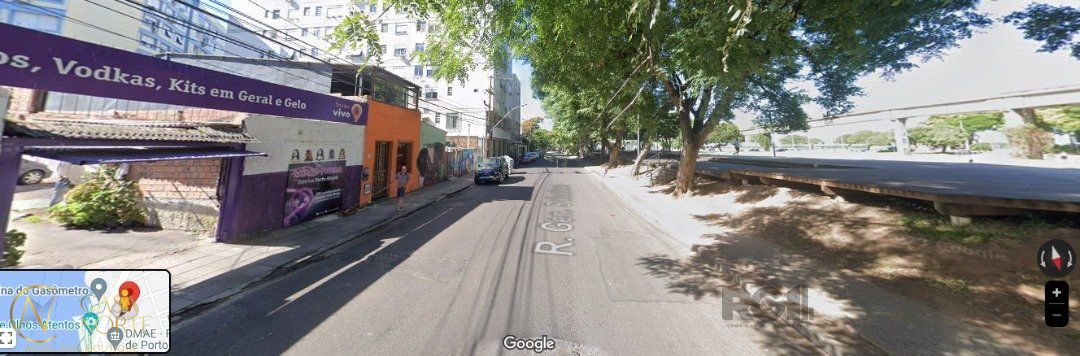 Terreno à venda  com 450m², Rua General Salustiano no bairro Centro Histórico em Porto Alegre