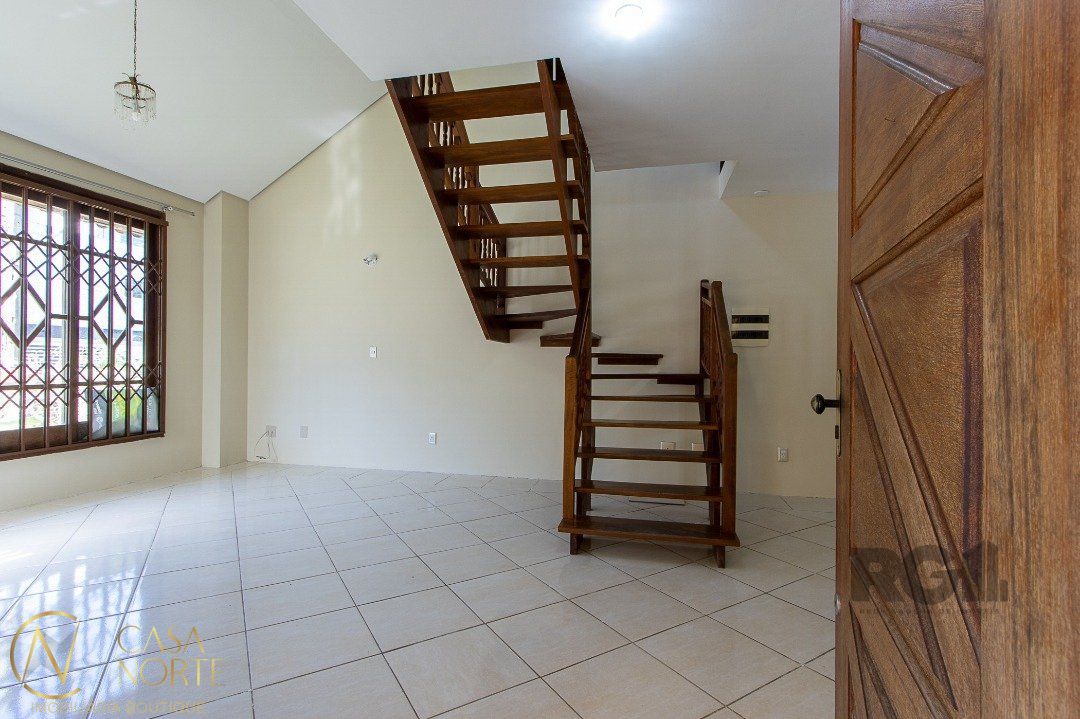 Casa de Condomínio à venda com 3 quartos, 190m², 1 suíte, 2 vagas, Avenida Vicente Monteggia no bairro Cavalhada em Porto Alegre