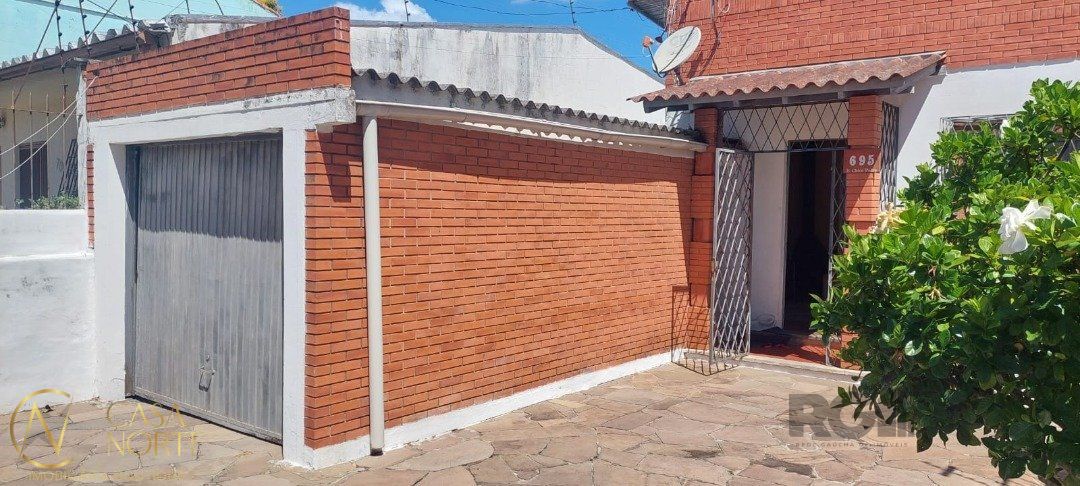Casa à venda com 2 quartos, 70m², 2 vagas, Rua Chico Pedro no bairro Camaquã em Porto Alegre