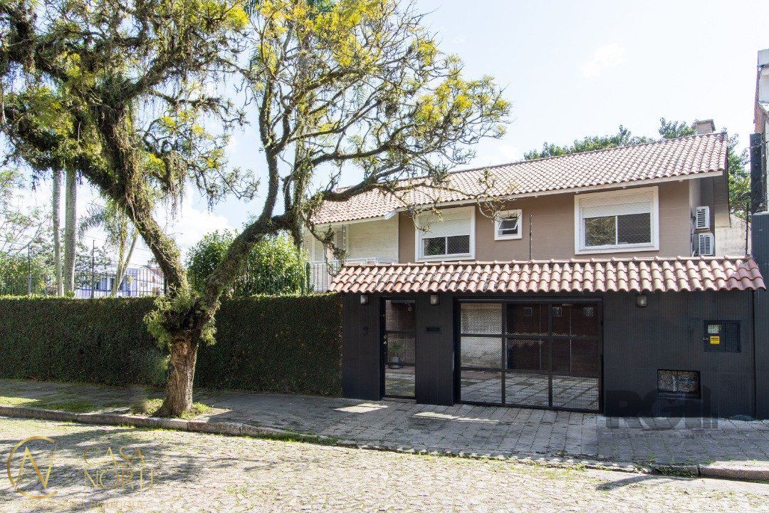 Casa à venda com 4 quartos, 470m², 1 suíte, 2 vagas, Rua Jacunda no bairro Guarujá em Porto Alegre