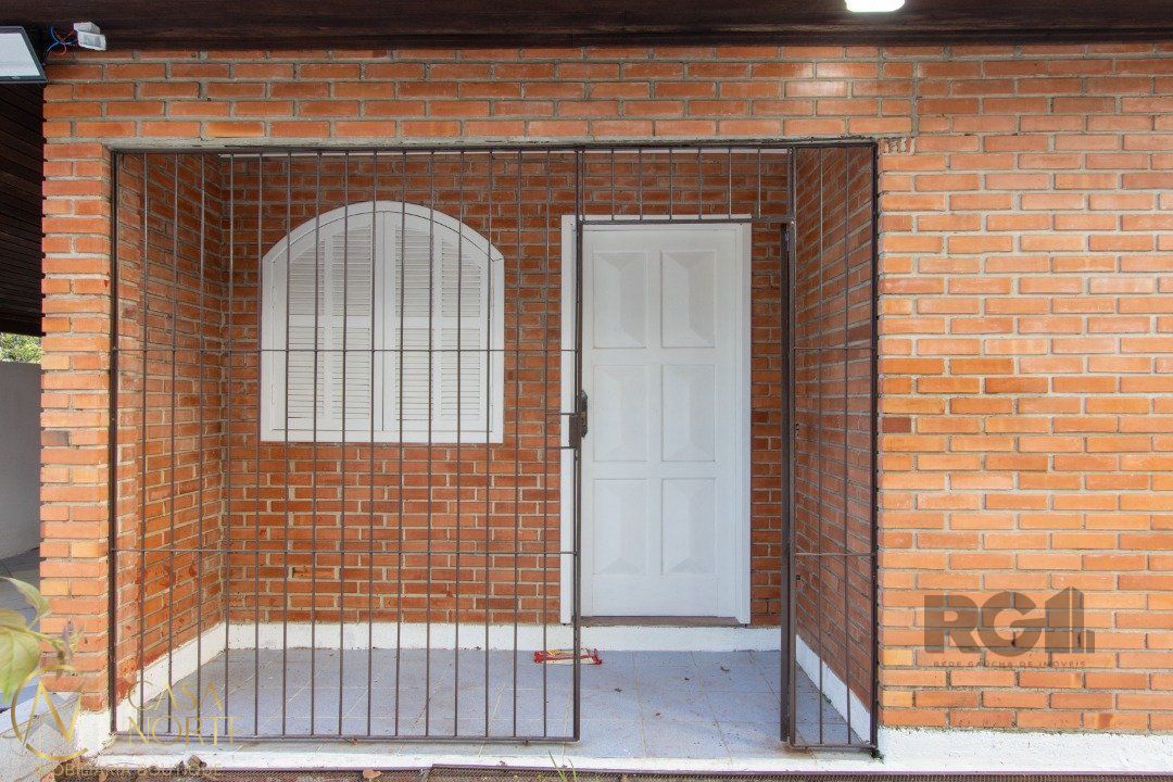 Casa à venda com 3 quartos, 186m², 2 vagas, Rua Doutor Egydio Michaelsen no bairro Cavalhada em Porto Alegre