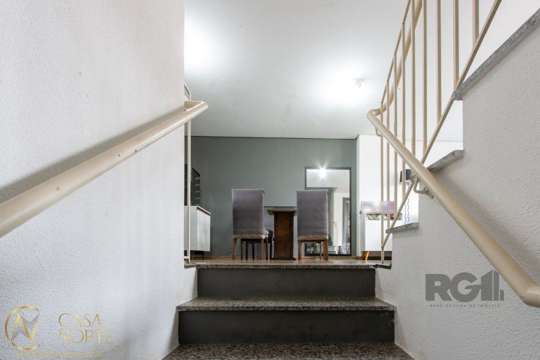 Casa à venda com 3 quartos, 195m², 1 suíte, 4 vagas, Rua Delfina da Cunha no bairro Camaquã em Porto Alegre