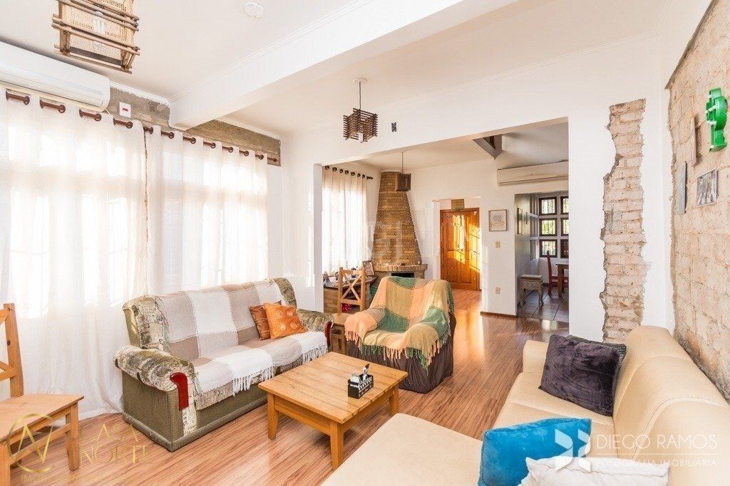 Casa à venda com 3 quartos, 135m², 2 suítes, 2 vagas, Rua Nunes no bairro Medianeira em Porto Alegre