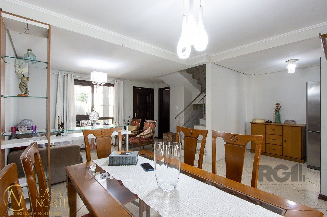 Casa à venda com 2 quartos, 111m², 2 suítes, 2 vagas, Rua Alexandre de Gusmao no bairro Hípica em Porto Alegre