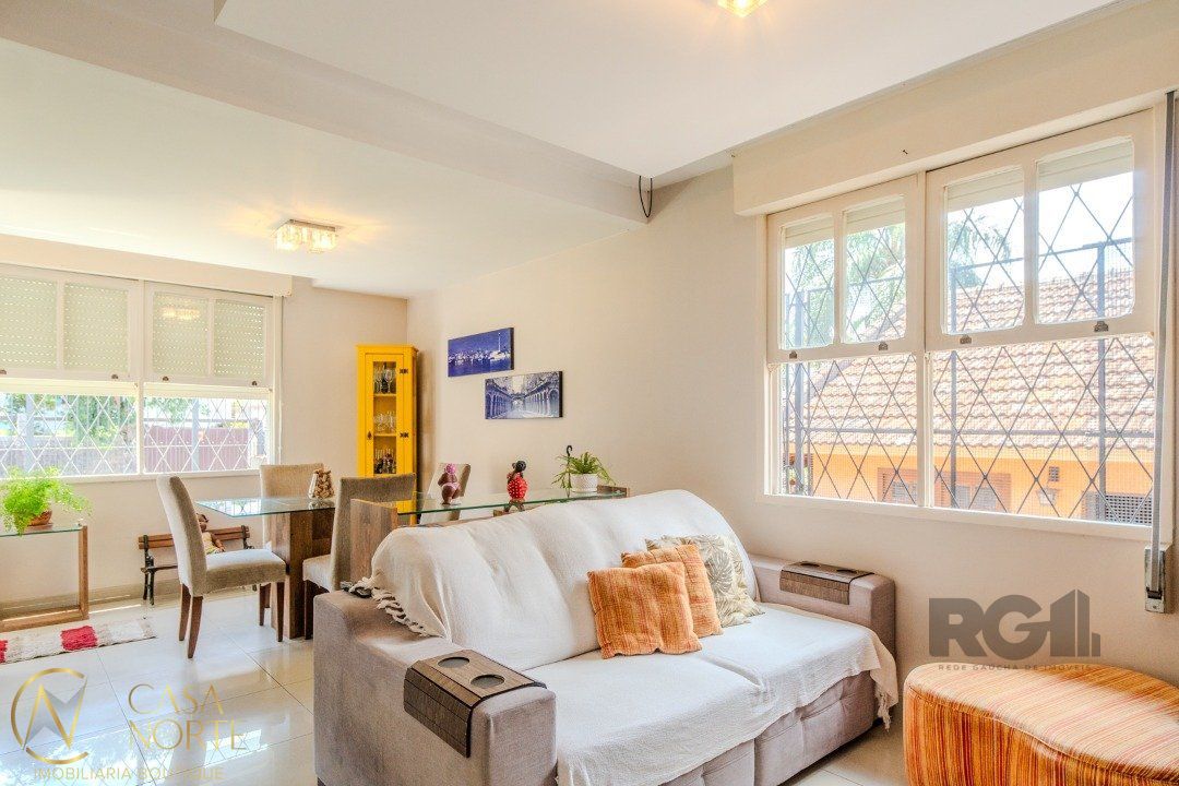 Casa à venda com 3 quartos, 130m², 1 suíte, 5 vagas, Rua Doutor Mário Totta no bairro Tristeza em Porto Alegre