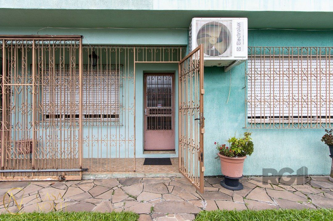 Casa à venda com 3 quartos, 250m², 1 suíte, 5 vagas, Rua Doutor Barcelos no bairro Tristeza em Porto Alegre