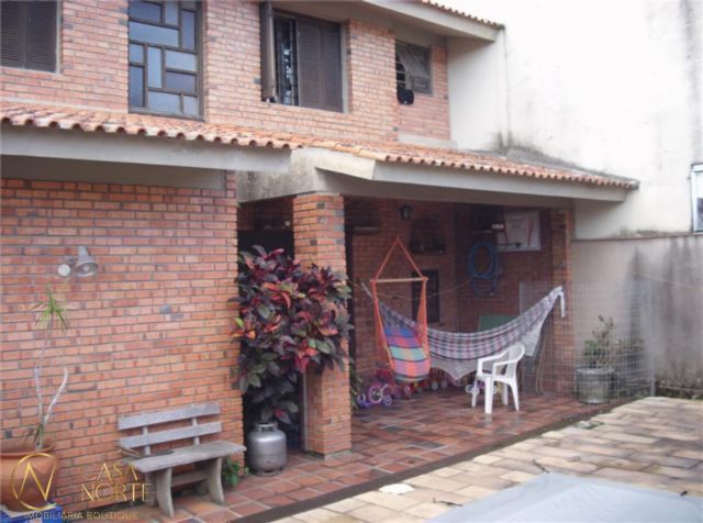 Casa à venda com 4 quartos, 238m², 1 suíte, 2 vagas, Rua Saudavel no bairro Medianeira em Porto Alegre