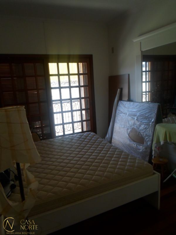 Casa à venda com 6 quartos, 400m², 2 suítes, 5 vagas, Rua Antônio Ribeiro no bairro Santo Antônio em Porto Alegre