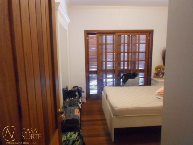 Casa à venda com 6 quartos, 400m², 2 suítes, 5 vagas, Rua Antônio Ribeiro no bairro Santo Antônio em Porto Alegre
