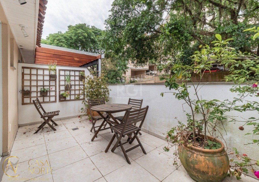 Casa de Condomínio à venda com 3 quartos, 220m², 3 suítes, 2 vagas, Avenida Coronel Marcos no bairro Pedra Redonda em Porto Alegre