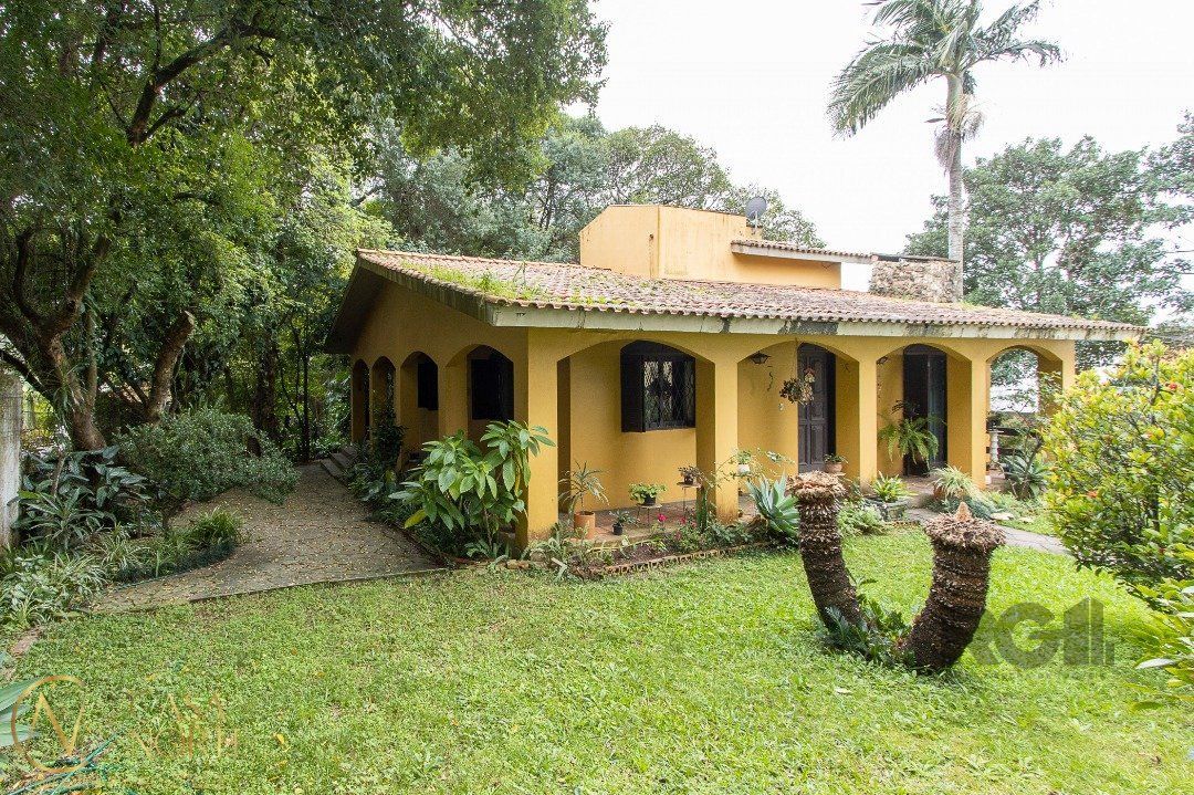 Casa à venda com 2 quartos, 164m², 2 vagas, Avenida da Cavalhada no bairro Cavalhada em Porto Alegre