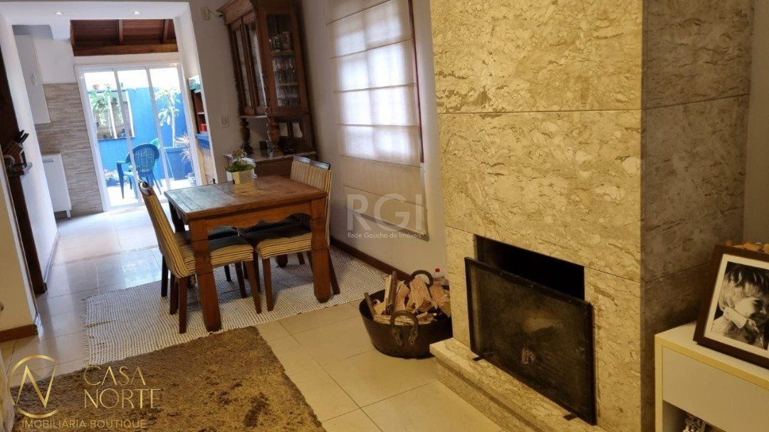 Casa de Condomínio à venda com 3 quartos, 218m², 1 suíte, 2 vagas, Rua Doutor Pio Angelo no bairro Ipanema em Porto Alegre