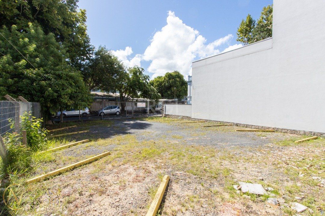 Terreno à venda  com 298m², Praça Comendador Souza Gomes no bairro Tristeza em Porto Alegre