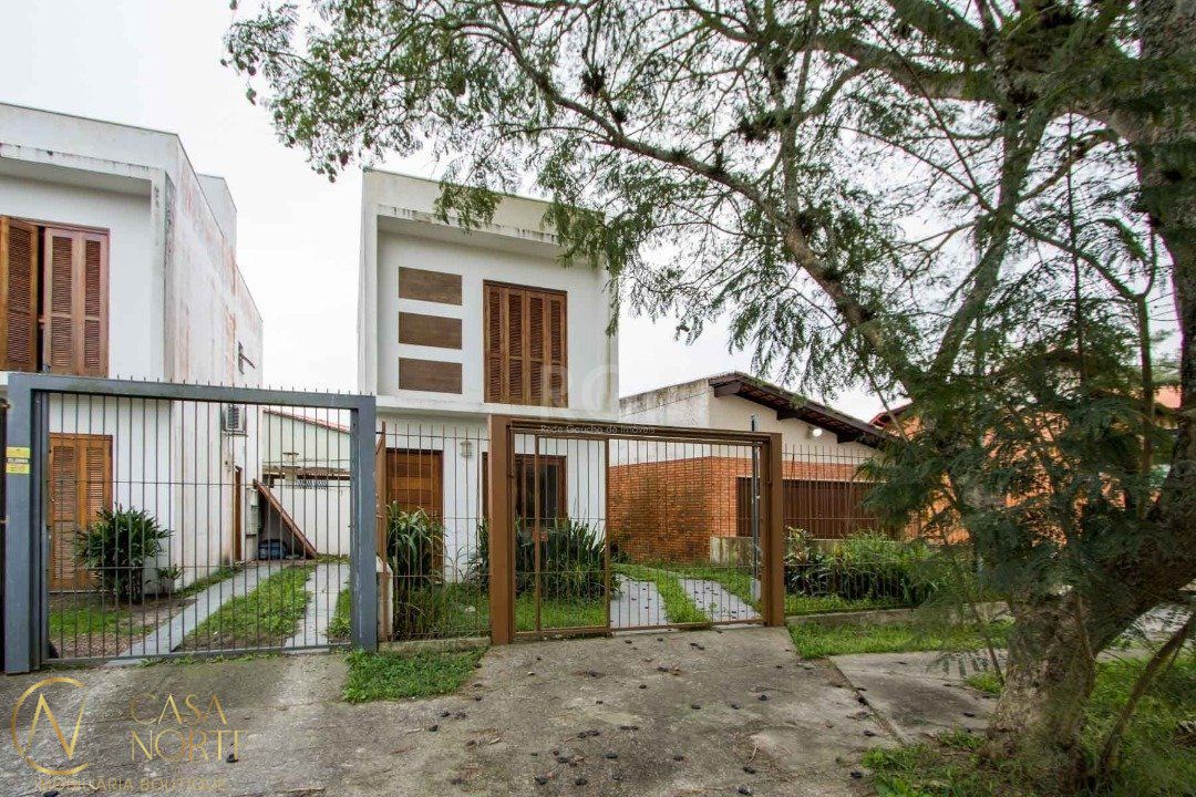 Casa à venda com 2 quartos, 79m², 2 vagas, Rua Armando Czamanski no bairro Ipanema em Porto Alegre