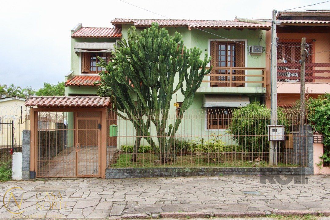Casa à venda com 4 quartos, 235m², 1 suíte, 4 vagas, Rua São Sebastião do Cai no bairro Camaquã em Porto Alegre