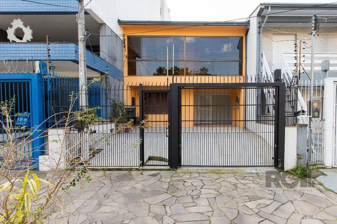 Casa à venda com 4 quartos, 229m², 1 suíte, 3 vagas, Rua Damasco no bairro Azenha em Porto Alegre