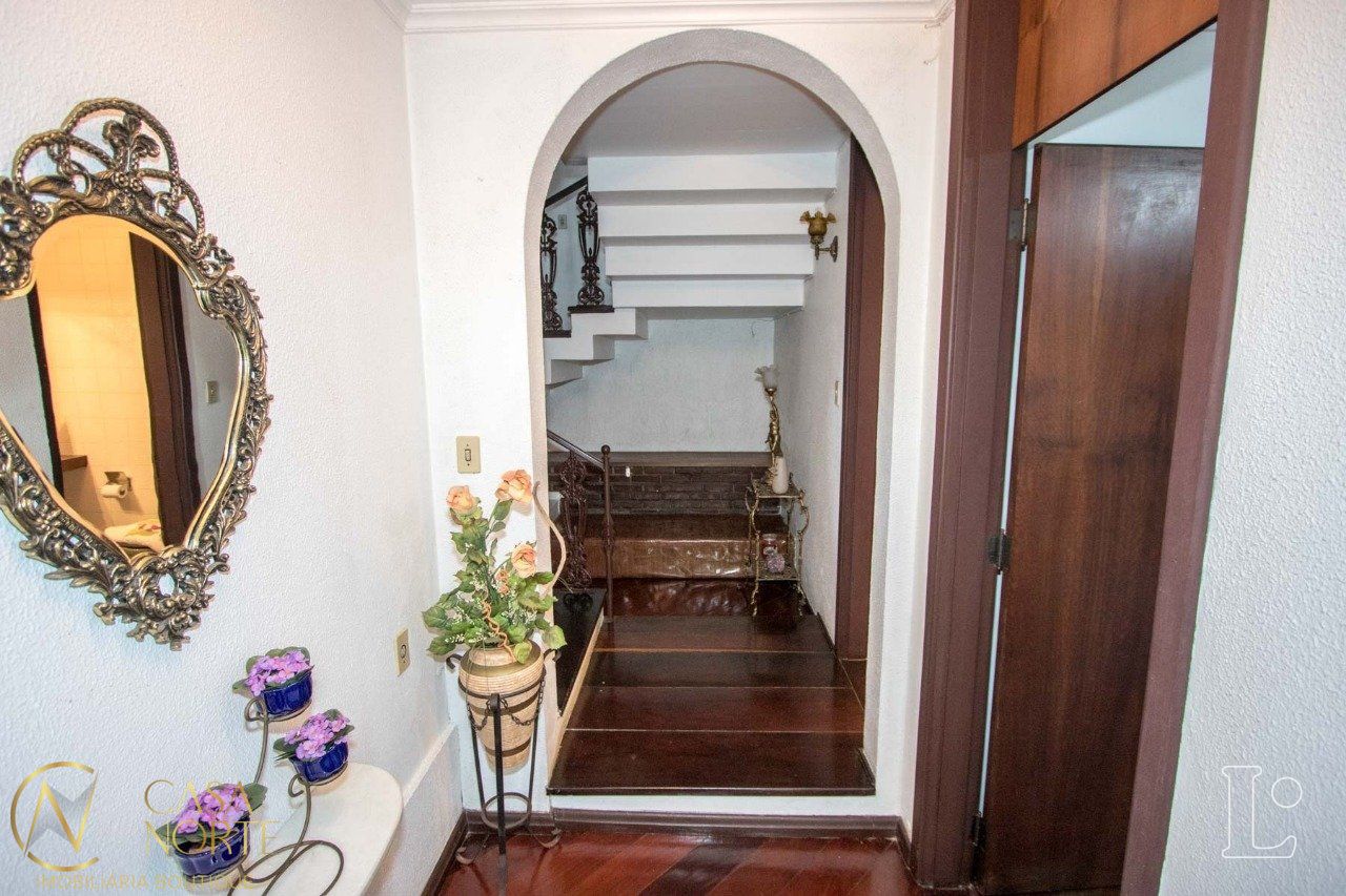 Casa à venda com 4 quartos, 485m², 1 suíte, 3 vagas, Rua Upamaroti no bairro Cristal em Porto Alegre