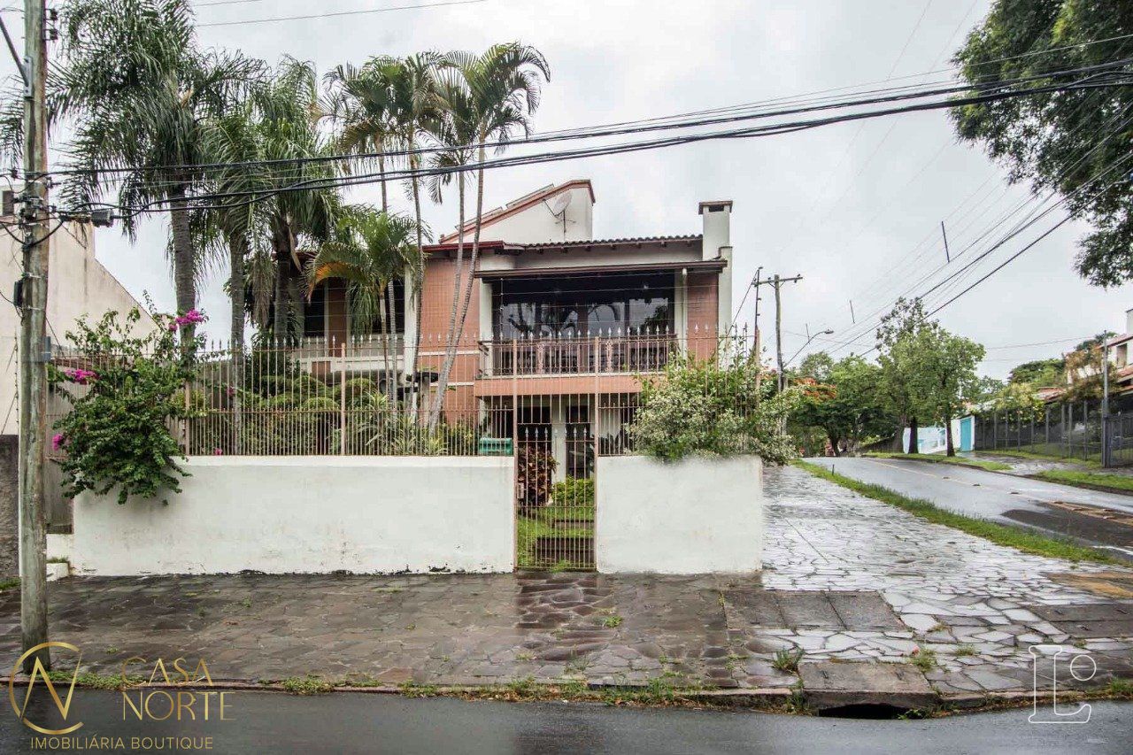 Casa à venda com 4 quartos, 485m², 1 suíte, 3 vagas, Rua Upamaroti no bairro Cristal em Porto Alegre