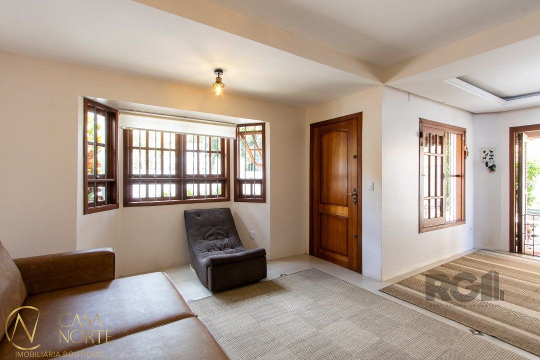 Casa à venda com 4 quartos, 210m², 4 vagas, Rua Guatambu no bairro Hípica em Porto Alegre