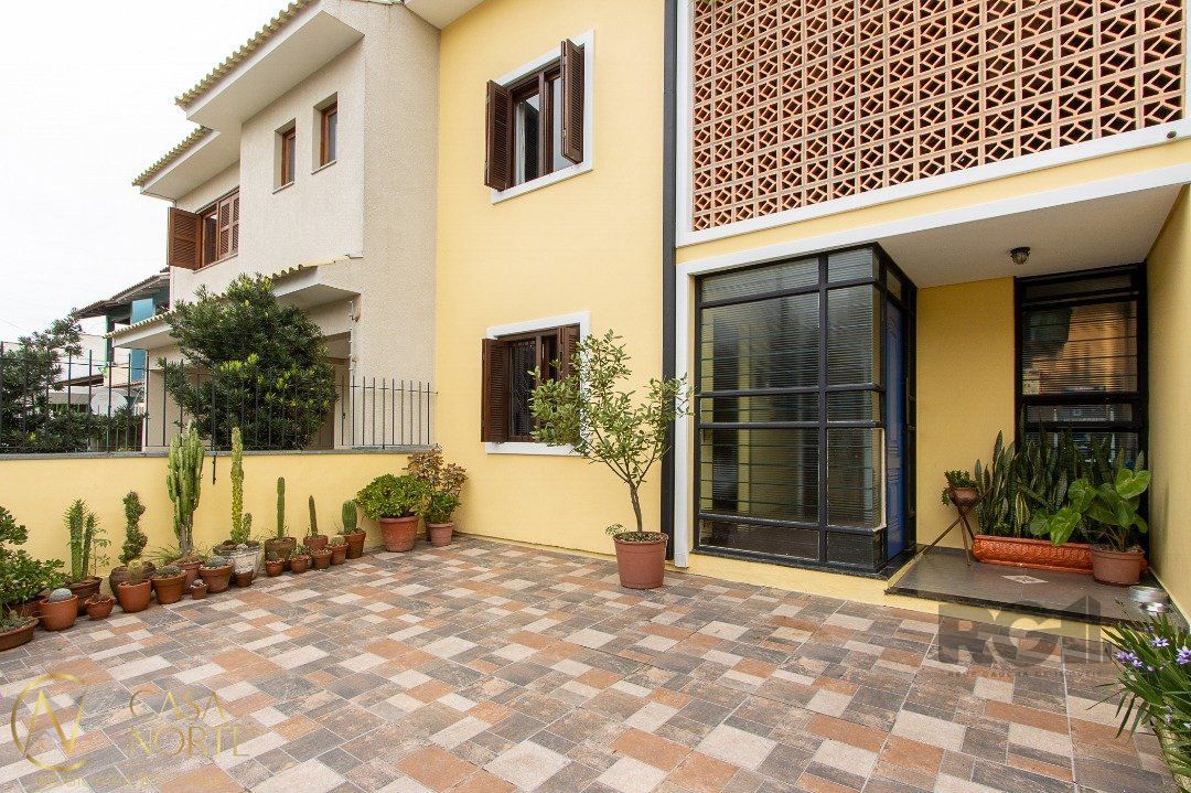 Casa à venda com 3 quartos, 111m², 1 suíte, 2 vagas, Rua Eva Pinto no bairro Hípica em Porto Alegre