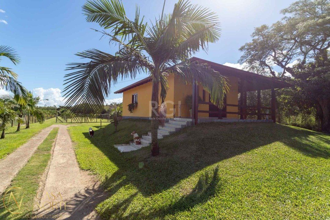Sítio à venda com 3 quartos, 393m², 6 vagas, Avenida Edgar Pires de Castro no bairro Lageado em Porto Alegre