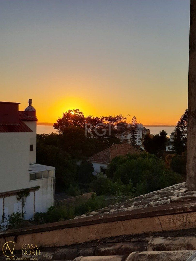 Casa de Condomínio à venda com 3 quartos, 245m², 1 suíte, 3 vagas, Rua Padre João Batista Reus no bairro Vila Conceição em Porto Alegre