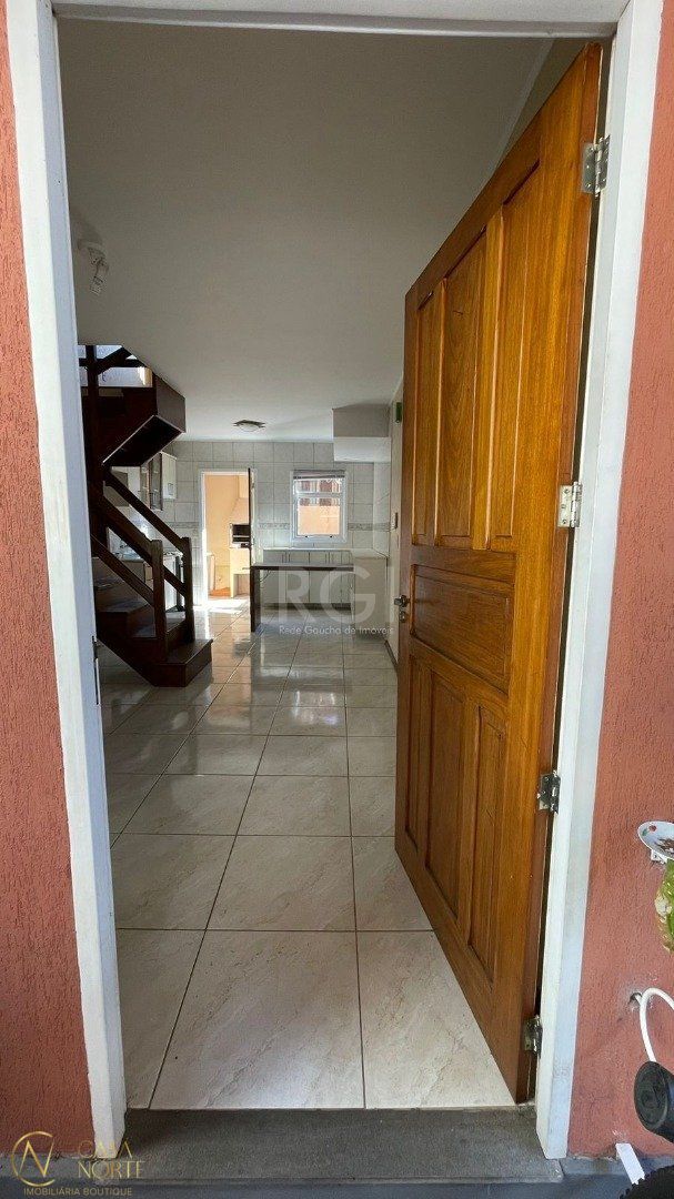 Casa de Condomínio à venda com 2 quartos, 94m², 1 suíte, 1 vaga, Rua Afonso Arinos no bairro Camaquã em Porto Alegre