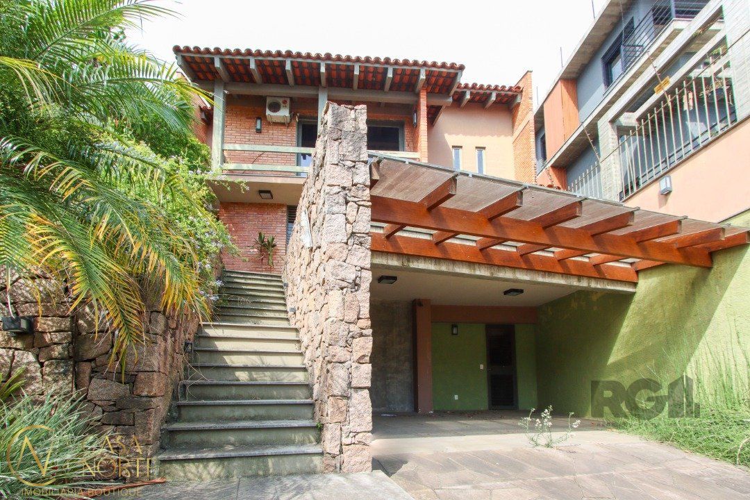 Casa à venda com 3 quartos, 495m², 1 suíte, 2 vagas, Rua Edgar Luiz Schneider no bairro Jardim Isabel em Porto Alegre