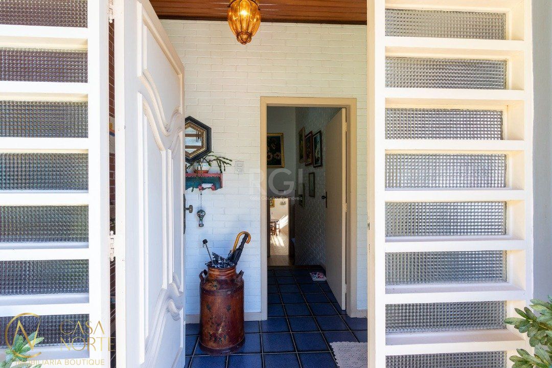Casa à venda com 5 quartos, 400m², 2 suítes, 4 vagas, Rua Caete no bairro Vila Assunção em Porto Alegre