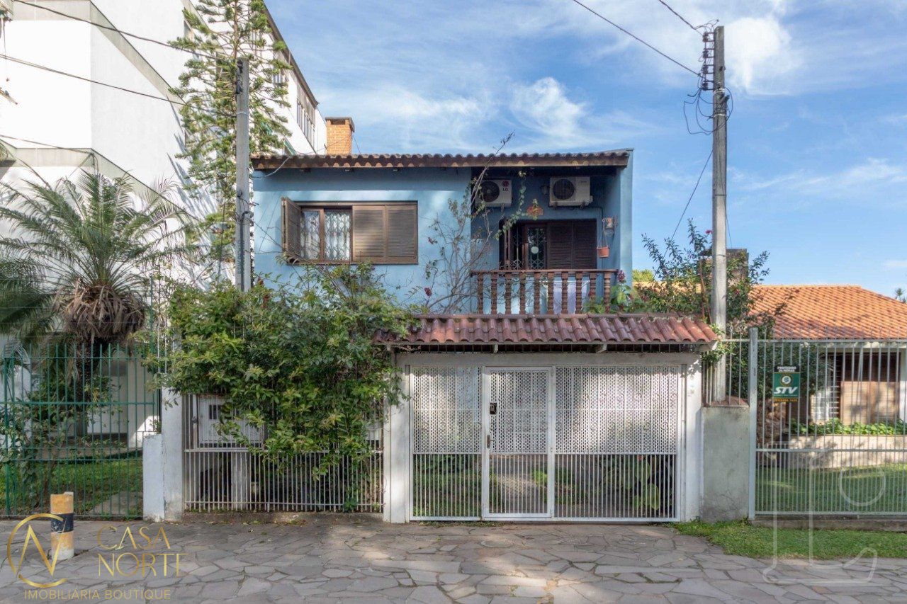 Sobrado à venda com 4 quartos, 241m², 1 suíte, 1 vaga, Rua Tamandare no bairro Camaquã em Porto Alegre