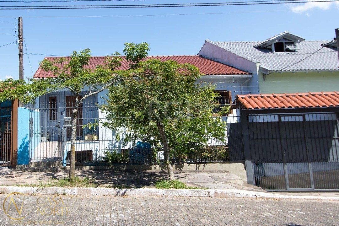Casa à venda com 3 quartos, 211m², 3 vagas, Rua João Correa Almeida no bairro Vila Nova em Porto Alegre