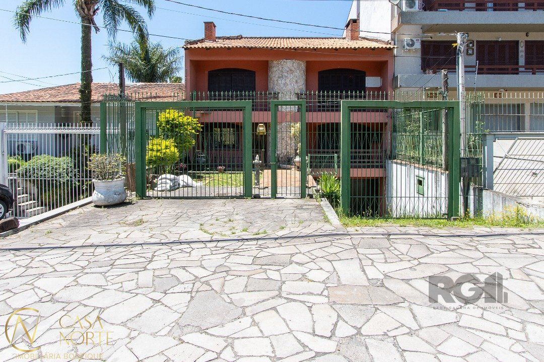 Casa à venda com 6 quartos, 572m², 1 suíte, Avenida da Cavalhada no bairro Cavalhada em Porto Alegre